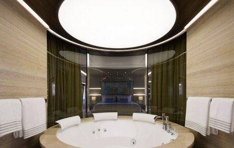 Superyacht Utopia IV master cabin ensuite bathtub