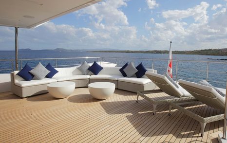 willow flybridge with lounge area