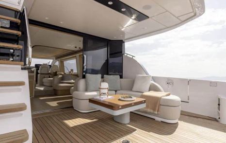 Azimut Fly 62 upper deck shaded seating