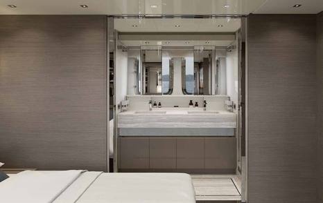 Motor yacht Alhambra I owners cabin ensuite