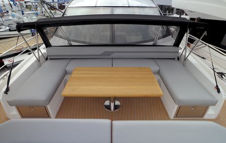 Sunseeker-Predator-75-foredeck-seating