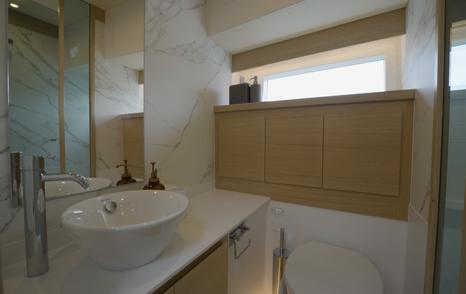 Delta-Powerboats-72-Review-VIP-cabin-ensuite