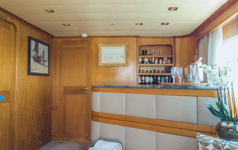 Benetti motor yacht Freemont main saloon bar 