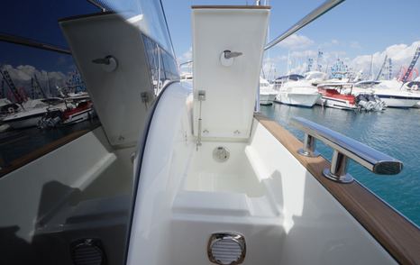 Marex-390-Review-side-deck-storage