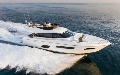 flybridge yacht Ferretti 550 running shot