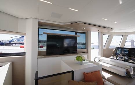 Pardo-E72-Review-saloon-TV