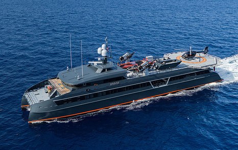 Superyacht Hodor under way 