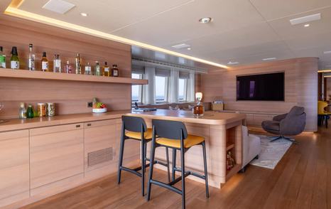 Expedition yacht Bijin main saloon bar area 