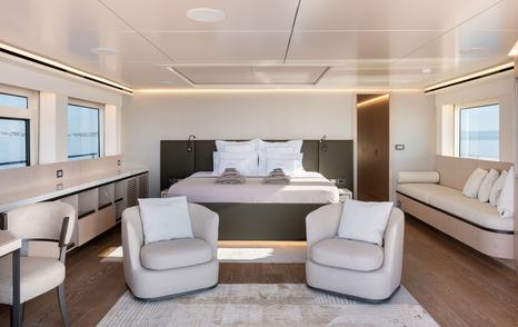 Explorer yacht Mitan master cabin 