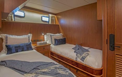 Motor Yacht Insignia twin room