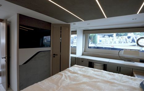 Sunseeker-Predator-75-owner-cabin-tv