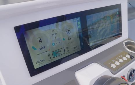 Axopar-AX/E-25-Cross-Bow-Review-screens