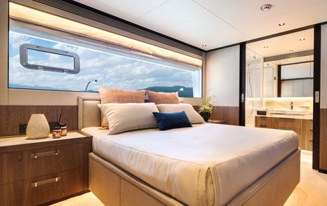 Horizon Yachts FD110 guest stateroom  