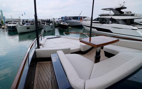 Lazzara-LSX67-Review-foredeck-seating