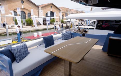 Cockpit seating arrangement on the Manda S07 Berlinetta with teak dining table and stern access