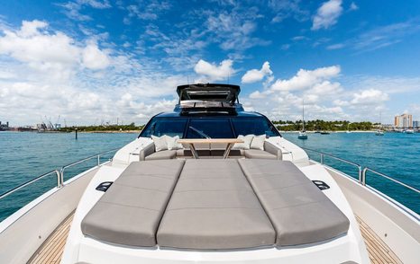 Motor yacht Dolce Far Niente bow