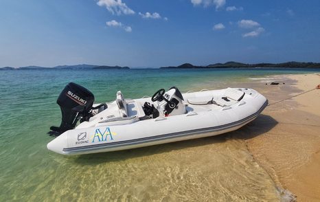 Zodiac Yachtline 440 tender on shore 