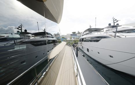 Side deck on the Sanlorenzo SHE with high bulwarks and handrails