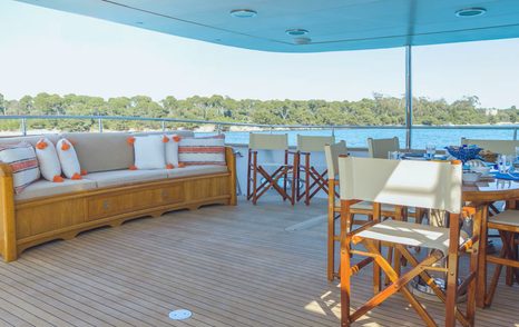 Benetti motor yacht Freemont aft deck with sofa and seating 