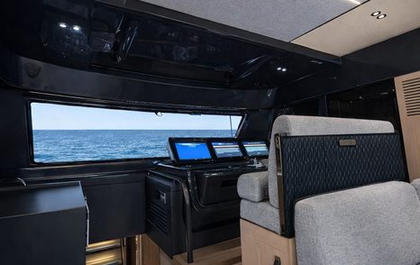 Invictus ST550 Deep Horizon yacht helm station with seat 