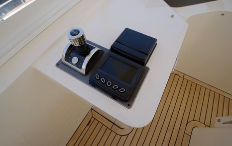Fleming 85 flybridge wing control with joystick docking and manoeuvring controls