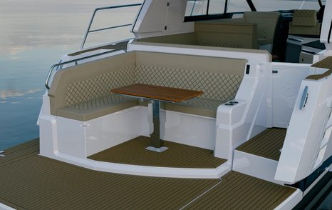 Aquador-400HT-Review-aft-deck-seating-table