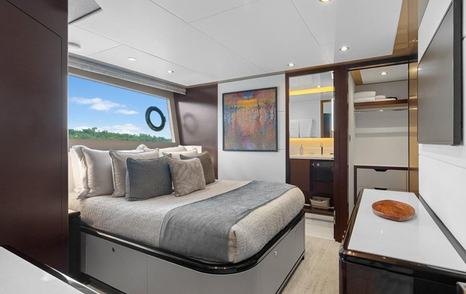  Motor Yacht Twin Dreams guest cabin