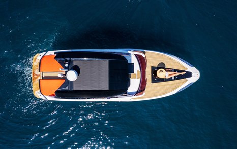 Dominator-Midi-Ilumen-M35-overhead-at-anchor