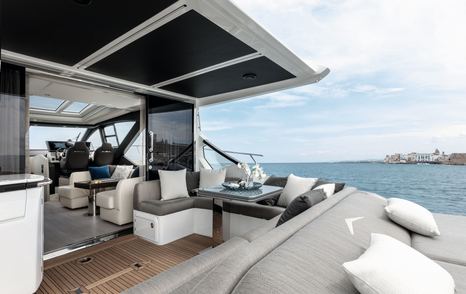 Azimut S6 sportsbridge cockpit