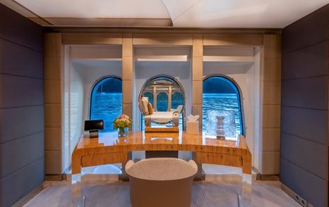 Superyacht Scott Free owners suite vanity