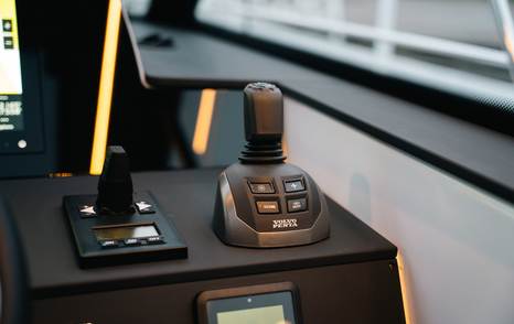 Aquador-400HT-Review-joystick-helm