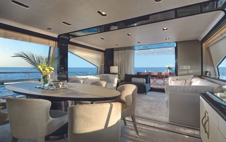 Azimut 80 flybridge salon