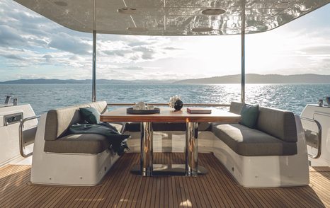 Azimut Magellano 66 deck