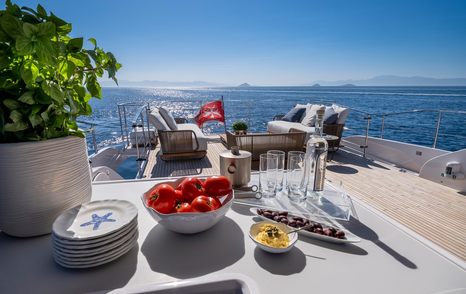 Motor Yacht Spica flybridge seating area 