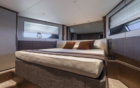 ferretti-580-VIP-cabin