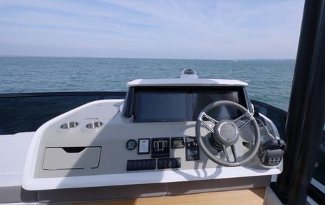 Pearl-63-Review-upper-helm-dash