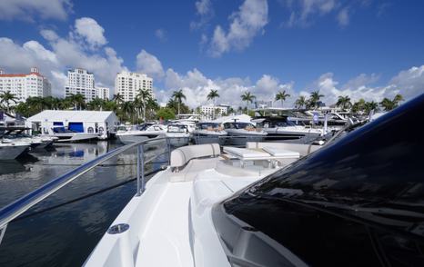 Galeon 520 Fly side deck leading to foredeck seating area with safe access and wide walkways