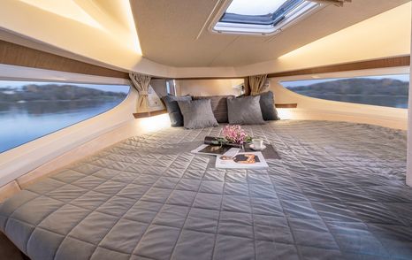 Marex 330 Scandinavia master cabin