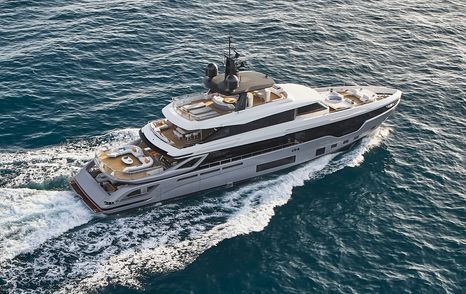 Azimut Grande Trideck underway