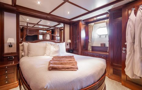 Benetti motor yacht Virtue guest cabin with double bed 