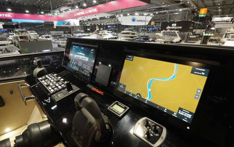 solaris-power-70-long-range-upper-helm-console-screens