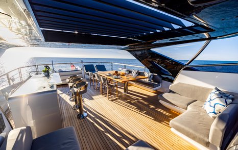 Sunseeker 100 Yacht flybridge