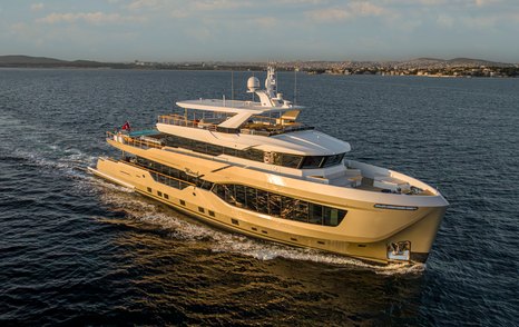 Numarine 40MXP motor yacht under way 