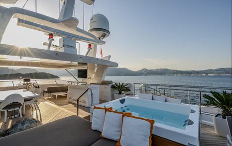 Superyacht Charisma aft jacuzzi 