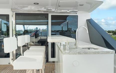  Motor Yacht Twin Dreams wet bar