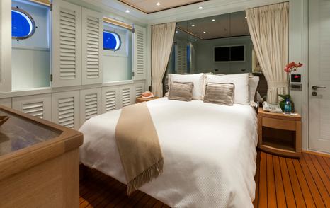 Superyacht Perle Bleue guest cabin
