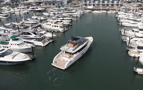 Sanlorenzo-SX76-Review-in-the-marina-docking