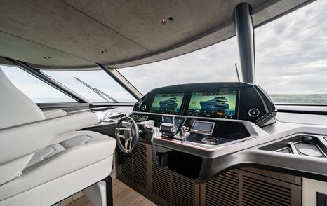 Sunseeker-Ocean-182-helm-station 