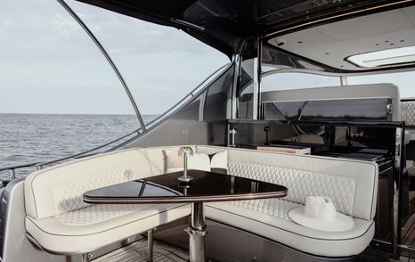 zeelander-5-cockpit-lounge-seating-and-table