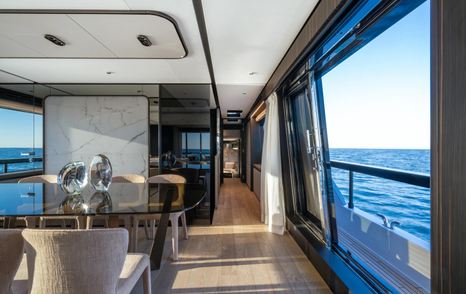 Ferretti-940-Review-saloon-glazing